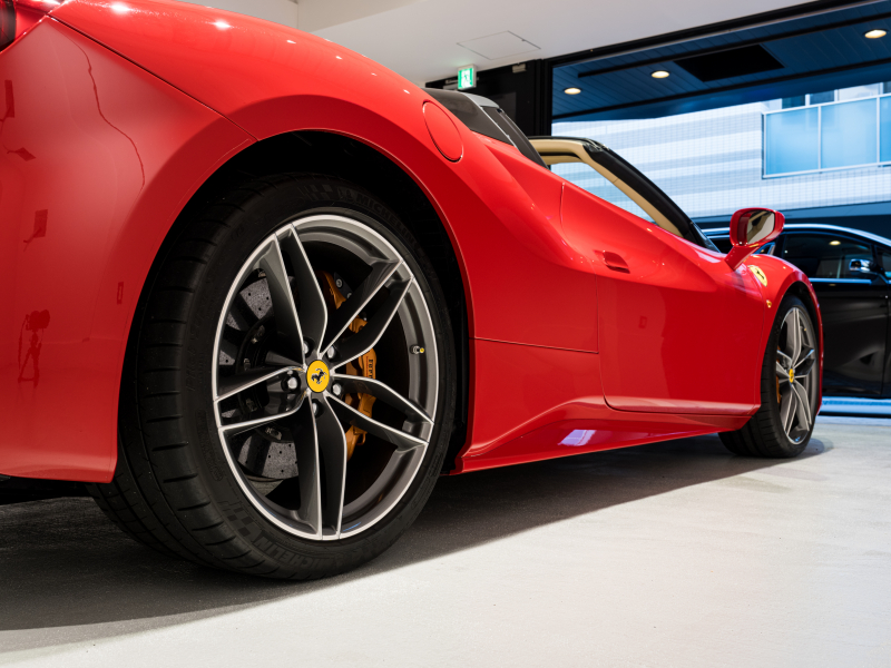 フェラーリ 488スパイダー F1 DCT 正規D車 RossoCorsa フロントサスペンションリフティング Cremaレザー フル電動シート シートヒーター カーボンLEDステア カーボンインテリア JBLサウンド 鍛造20AW