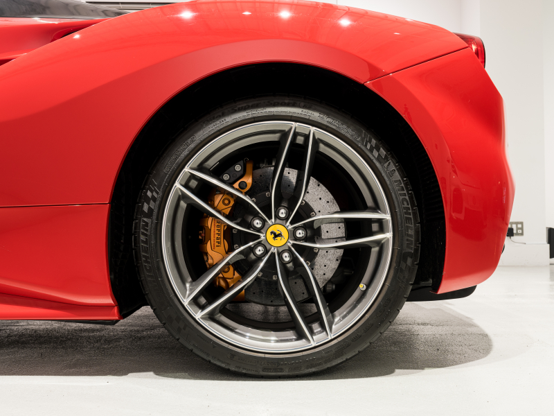 フェラーリ 488スパイダー F1 DCT 正規D車 RossoCorsa フロントサスペンションリフティング Cremaレザー フル電動シート シートヒーター カーボンLEDステア カーボンインテリア JBLサウンド 鍛造20AW