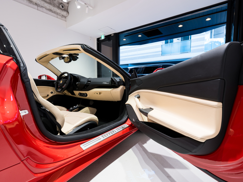 フェラーリ 488スパイダー F1 DCT 正規D車 RossoCorsa フロントサスペンションリフティング Cremaレザー フル電動シート シートヒーター カーボンLEDステア カーボンインテリア JBLサウンド 鍛造20AW