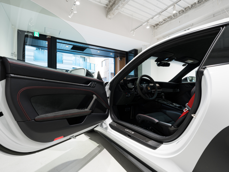 ポルシェ 911(Type992) GT3 PDK クラブスポーツPKG 正規D車 左H フロントリフト フルバケットシート カーボンルーフ PCMナビ CarPlay PDLSティンテッドLEDヘッドライト カーボンインテリアPKG 新車保証