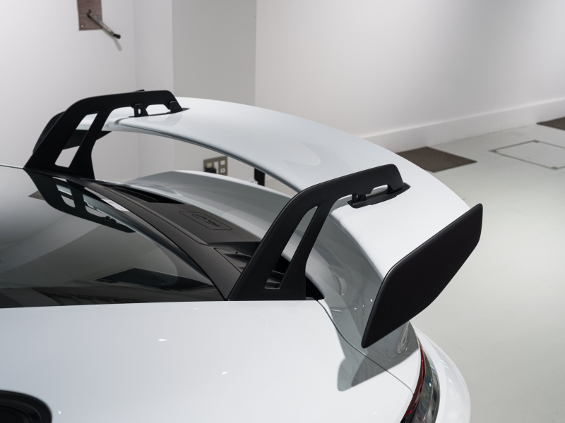 ポルシェ 911(Type992) GT3 PDK クラブスポーツPKG 正規D車 左H フロントリフト フルバケットシート カーボンルーフ PCMナビ CarPlay PDLSティンテッドLEDヘッドライト カーボンインテリアPKG 新車保証