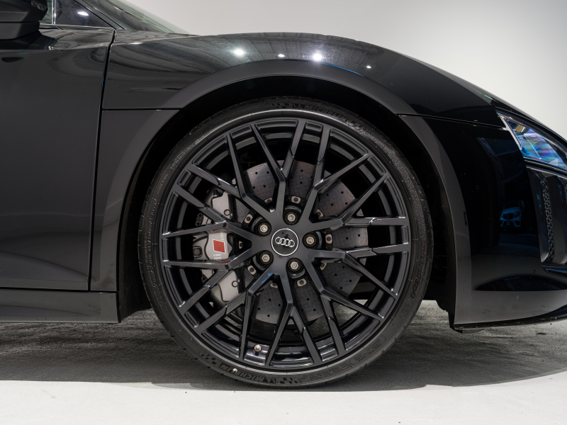 アウディ R8 R8 5.2 FSI V10 Plus Quattro　正規D車 ﾌｧｲﾝﾅｯﾊﾟﾚｻﾞｰﾊﾞｹｯﾄｼｰﾄ 純正MMIﾅﾋﾞ Bang&Olufsen ｶｰﾎﾞﾝｾﾗﾐｯｸﾌﾞﾚｰｷ ｶｰﾎﾞﾝｴｸｽﾃﾘｱ ﾚｰｻﾞｰLED OP20ｲﾝﾁAW EBM　2年保証