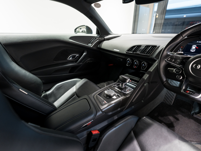 アウディ R8 R8 5.2 FSI V10 Plus Quattro　正規D車 ﾌｧｲﾝﾅｯﾊﾟﾚｻﾞｰﾊﾞｹｯﾄｼｰﾄ 純正MMIﾅﾋﾞ Bang&Olufsen ｶｰﾎﾞﾝｾﾗﾐｯｸﾌﾞﾚｰｷ ｶｰﾎﾞﾝｴｸｽﾃﾘｱ ﾚｰｻﾞｰLED OP20ｲﾝﾁAW EBM　2年保証