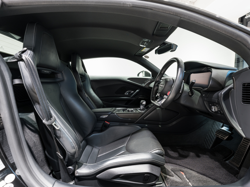 アウディ R8 R8 5.2 FSI V10 Plus Quattro　正規D車 ﾌｧｲﾝﾅｯﾊﾟﾚｻﾞｰﾊﾞｹｯﾄｼｰﾄ 純正MMIﾅﾋﾞ Bang&Olufsen ｶｰﾎﾞﾝｾﾗﾐｯｸﾌﾞﾚｰｷ ｶｰﾎﾞﾝｴｸｽﾃﾘｱ ﾚｰｻﾞｰLED OP20ｲﾝﾁAW EBM　2年保証