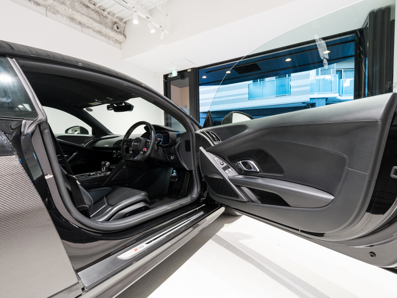 アウディ R8 R8 5.2 FSI V10 Plus Quattro　正規D車 ﾌｧｲﾝﾅｯﾊﾟﾚｻﾞｰﾊﾞｹｯﾄｼｰﾄ 純正MMIﾅﾋﾞ Bang&Olufsen ｶｰﾎﾞﾝｾﾗﾐｯｸﾌﾞﾚｰｷ ｶｰﾎﾞﾝｴｸｽﾃﾘｱ ﾚｰｻﾞｰLED OP20ｲﾝﾁAW EBM　2年保証