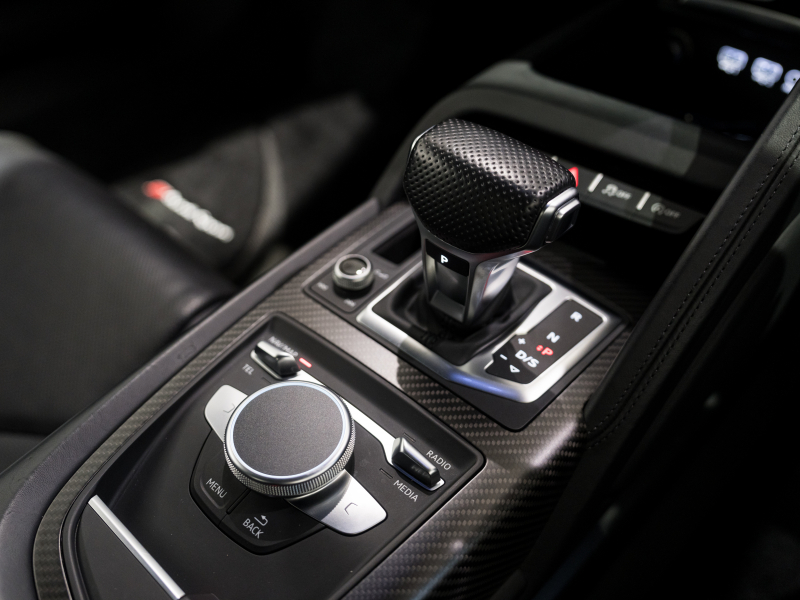 アウディ R8 R8 5.2 FSI V10 Plus Quattro　正規D車 ﾌｧｲﾝﾅｯﾊﾟﾚｻﾞｰﾊﾞｹｯﾄｼｰﾄ 純正MMIﾅﾋﾞ Bang&Olufsen ｶｰﾎﾞﾝｾﾗﾐｯｸﾌﾞﾚｰｷ ｶｰﾎﾞﾝｴｸｽﾃﾘｱ ﾚｰｻﾞｰLED OP20ｲﾝﾁAW EBM　2年保証