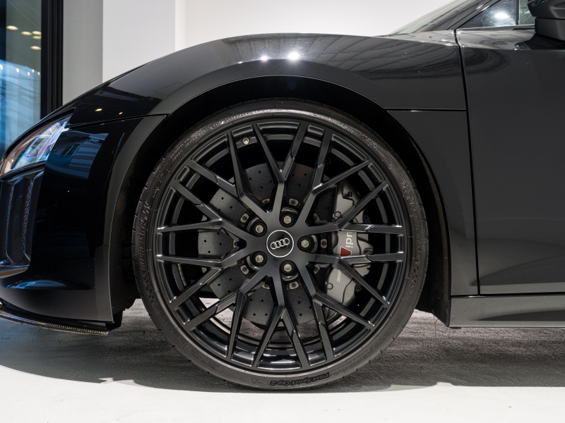 アウディ R8 R8 5.2 FSI V10 Plus Quattro　正規D車 ﾌｧｲﾝﾅｯﾊﾟﾚｻﾞｰﾊﾞｹｯﾄｼｰﾄ 純正MMIﾅﾋﾞ Bang&Olufsen ｶｰﾎﾞﾝｾﾗﾐｯｸﾌﾞﾚｰｷ ｶｰﾎﾞﾝｴｸｽﾃﾘｱ ﾚｰｻﾞｰLED OP20ｲﾝﾁAW EBM　2年保証