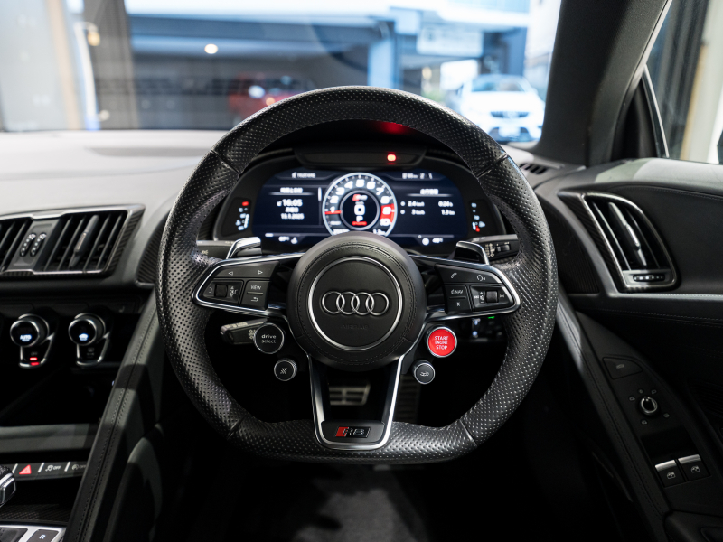 アウディ R8 R8 5.2 FSI V10 Plus Quattro　正規D車 ﾌｧｲﾝﾅｯﾊﾟﾚｻﾞｰﾊﾞｹｯﾄｼｰﾄ 純正MMIﾅﾋﾞ Bang&Olufsen ｶｰﾎﾞﾝｾﾗﾐｯｸﾌﾞﾚｰｷ ｶｰﾎﾞﾝｴｸｽﾃﾘｱ ﾚｰｻﾞｰLED OP20ｲﾝﾁAW EBM　2年保証