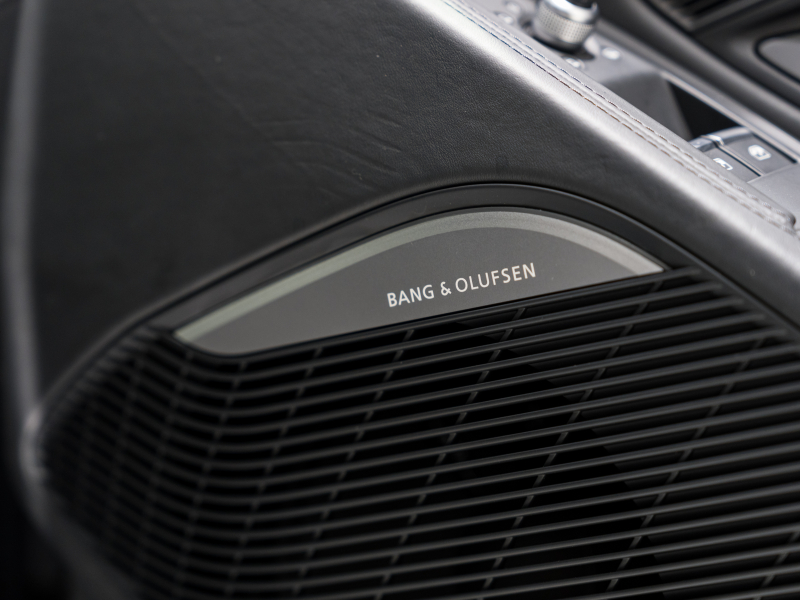 アウディ R8 R8 5.2 FSI V10 Plus Quattro　正規D車 ﾌｧｲﾝﾅｯﾊﾟﾚｻﾞｰﾊﾞｹｯﾄｼｰﾄ 純正MMIﾅﾋﾞ Bang&Olufsen ｶｰﾎﾞﾝｾﾗﾐｯｸﾌﾞﾚｰｷ ｶｰﾎﾞﾝｴｸｽﾃﾘｱ ﾚｰｻﾞｰLED OP20ｲﾝﾁAW EBM　2年保証