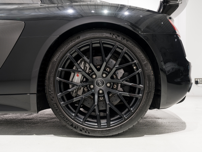 アウディ R8 R8 5.2 FSI V10 Plus Quattro　正規D車 ﾌｧｲﾝﾅｯﾊﾟﾚｻﾞｰﾊﾞｹｯﾄｼｰﾄ 純正MMIﾅﾋﾞ Bang&Olufsen ｶｰﾎﾞﾝｾﾗﾐｯｸﾌﾞﾚｰｷ ｶｰﾎﾞﾝｴｸｽﾃﾘｱ ﾚｰｻﾞｰLED OP20ｲﾝﾁAW EBM　2年保証