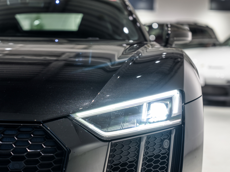 アウディ R8 R8 5.2 FSI V10 Plus Quattro　正規D車 ﾌｧｲﾝﾅｯﾊﾟﾚｻﾞｰﾊﾞｹｯﾄｼｰﾄ 純正MMIﾅﾋﾞ Bang&Olufsen ｶｰﾎﾞﾝｾﾗﾐｯｸﾌﾞﾚｰｷ ｶｰﾎﾞﾝｴｸｽﾃﾘｱ ﾚｰｻﾞｰLED OP20ｲﾝﾁAW EBM　2年保証