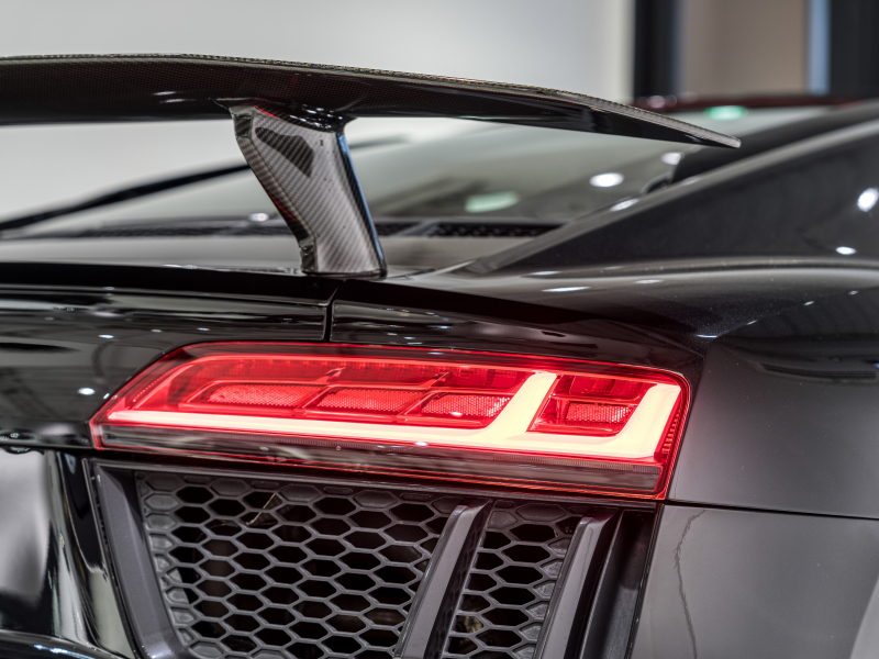 アウディ R8 R8 5.2 FSI V10 Plus Quattro　正規D車 ﾌｧｲﾝﾅｯﾊﾟﾚｻﾞｰﾊﾞｹｯﾄｼｰﾄ 純正MMIﾅﾋﾞ Bang&Olufsen ｶｰﾎﾞﾝｾﾗﾐｯｸﾌﾞﾚｰｷ ｶｰﾎﾞﾝｴｸｽﾃﾘｱ ﾚｰｻﾞｰLED OP20ｲﾝﾁAW EBM　2年保証