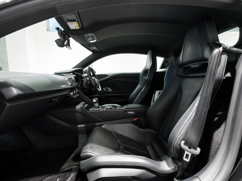 アウディ R8 R8 5.2 FSI V10 Plus Quattro　正規D車 ﾌｧｲﾝﾅｯﾊﾟﾚｻﾞｰﾊﾞｹｯﾄｼｰﾄ 純正MMIﾅﾋﾞ Bang&Olufsen ｶｰﾎﾞﾝｾﾗﾐｯｸﾌﾞﾚｰｷ ｶｰﾎﾞﾝｴｸｽﾃﾘｱ ﾚｰｻﾞｰLED OP20ｲﾝﾁAW EBM　2年保証