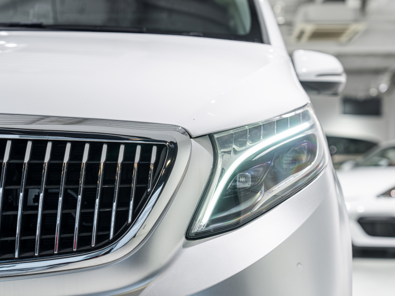 メルセデスベンツ Vクラス V220d ｴｸｽﾄﾗﾛﾝｸﾞ ﾚｰﾀﾞｰP　ﾏｲﾊﾞｯﾊ仕様 ｴｸﾞｾｸﾃｨﾌﾞｼｰﾄ TVﾓﾆﾀｰ付ﾊﾟｰﾃｰｼｮﾝ ｽﾀｰﾗｲﾄﾍｯﾄﾞﾗｲﾅｰ 4人乗り