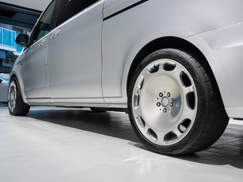 メルセデスベンツ Vクラス V220d ｴｸｽﾄﾗﾛﾝｸﾞ ﾚｰﾀﾞｰP　ﾏｲﾊﾞｯﾊ仕様 ｴｸﾞｾｸﾃｨﾌﾞｼｰﾄ TVﾓﾆﾀｰ付ﾊﾟｰﾃｰｼｮﾝ ｽﾀｰﾗｲﾄﾍｯﾄﾞﾗｲﾅｰ 4人乗り