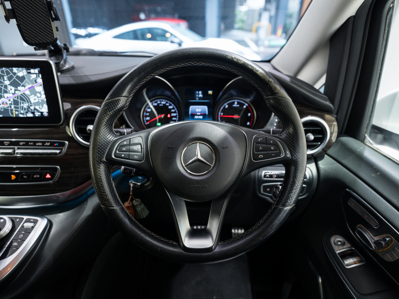 メルセデスベンツ Vクラス V220d ｴｸｽﾄﾗﾛﾝｸﾞ ﾚｰﾀﾞｰP　ﾏｲﾊﾞｯﾊ仕様 ｴｸﾞｾｸﾃｨﾌﾞｼｰﾄ TVﾓﾆﾀｰ付ﾊﾟｰﾃｰｼｮﾝ ｽﾀｰﾗｲﾄﾍｯﾄﾞﾗｲﾅｰ 4人乗り