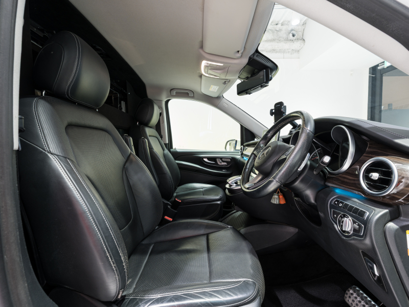 メルセデスベンツ Vクラス V220d ｴｸｽﾄﾗﾛﾝｸﾞ ﾚｰﾀﾞｰP　ﾏｲﾊﾞｯﾊ仕様 ｴｸﾞｾｸﾃｨﾌﾞｼｰﾄ TVﾓﾆﾀｰ付ﾊﾟｰﾃｰｼｮﾝ ｽﾀｰﾗｲﾄﾍｯﾄﾞﾗｲﾅｰ 4人乗り