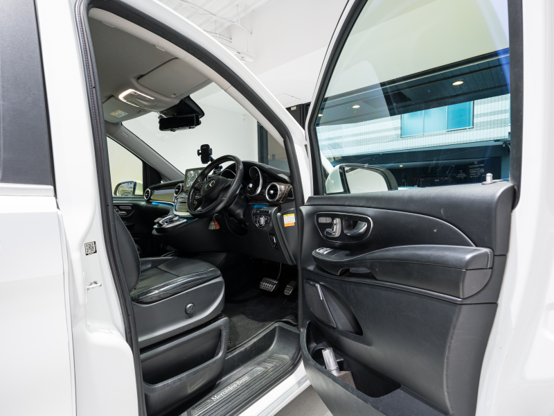 メルセデスベンツ Vクラス V220d ｴｸｽﾄﾗﾛﾝｸﾞ ﾚｰﾀﾞｰP　ﾏｲﾊﾞｯﾊ仕様 ｴｸﾞｾｸﾃｨﾌﾞｼｰﾄ TVﾓﾆﾀｰ付ﾊﾟｰﾃｰｼｮﾝ ｽﾀｰﾗｲﾄﾍｯﾄﾞﾗｲﾅｰ 4人乗り