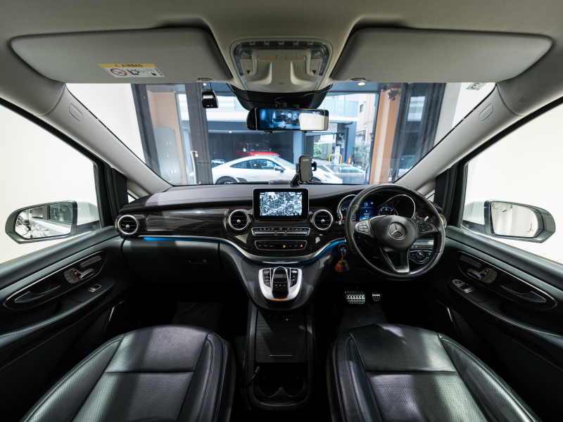 メルセデスベンツ Vクラス V220d ｴｸｽﾄﾗﾛﾝｸﾞ ﾚｰﾀﾞｰP　ﾏｲﾊﾞｯﾊ仕様 ｴｸﾞｾｸﾃｨﾌﾞｼｰﾄ TVﾓﾆﾀｰ付ﾊﾟｰﾃｰｼｮﾝ ｽﾀｰﾗｲﾄﾍｯﾄﾞﾗｲﾅｰ 4人乗り