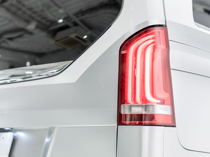 メルセデスベンツ Vクラス V220d ｴｸｽﾄﾗﾛﾝｸﾞ ﾚｰﾀﾞｰP　ﾏｲﾊﾞｯﾊ仕様 ｴｸﾞｾｸﾃｨﾌﾞｼｰﾄ TVﾓﾆﾀｰ付ﾊﾟｰﾃｰｼｮﾝ ｽﾀｰﾗｲﾄﾍｯﾄﾞﾗｲﾅｰ 4人乗り