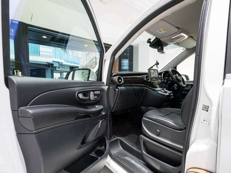 メルセデスベンツ Vクラス V220d ｴｸｽﾄﾗﾛﾝｸﾞ ﾚｰﾀﾞｰP　ﾏｲﾊﾞｯﾊ仕様 ｴｸﾞｾｸﾃｨﾌﾞｼｰﾄ TVﾓﾆﾀｰ付ﾊﾟｰﾃｰｼｮﾝ ｽﾀｰﾗｲﾄﾍｯﾄﾞﾗｲﾅｰ 4人乗り