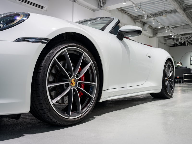 ポルシェ 911(Type992) ｶﾚﾗS ｶﾌﾞﾘｵﾚ　正規D車 ﾎﾞﾙﾄﾞｰﾚｯﾄﾞﾌﾙﾚｻﾞｰ ｼｰﾄﾍﾞﾝﾁﾚｰｼｮﾝ 純正PCM BOSEｻｳﾝﾄﾞ ACC ｽﾎﾟｰﾂｴｷｿﾞｰｽﾄ 20&21ｲﾝﾁAW　2年保証