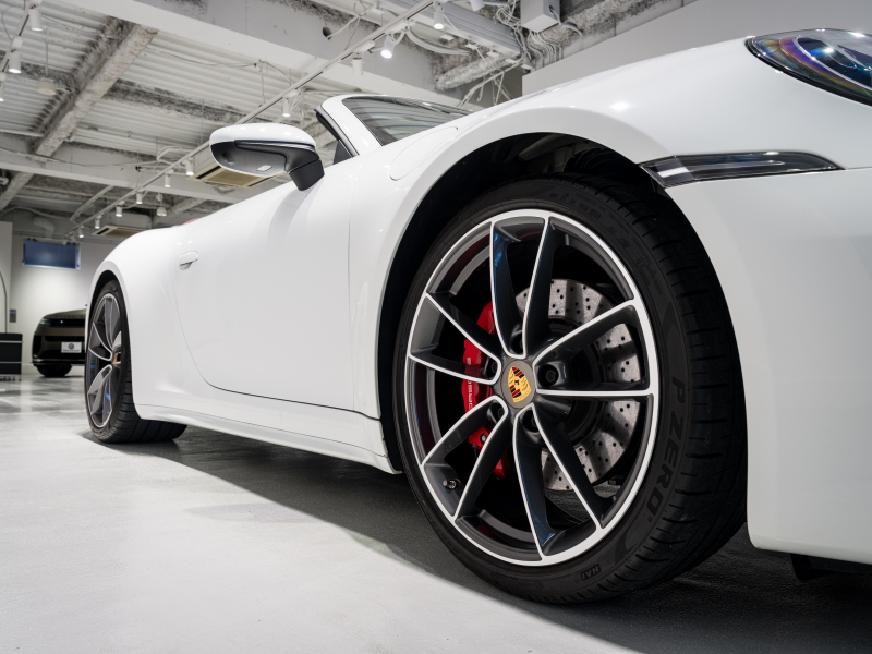 ポルシェ 911(Type992) ｶﾚﾗS ｶﾌﾞﾘｵﾚ　正規D車 ﾎﾞﾙﾄﾞｰﾚｯﾄﾞﾌﾙﾚｻﾞｰ ｼｰﾄﾍﾞﾝﾁﾚｰｼｮﾝ 純正PCM BOSEｻｳﾝﾄﾞ ACC ｽﾎﾟｰﾂｴｷｿﾞｰｽﾄ 20&21ｲﾝﾁAW　2年保証