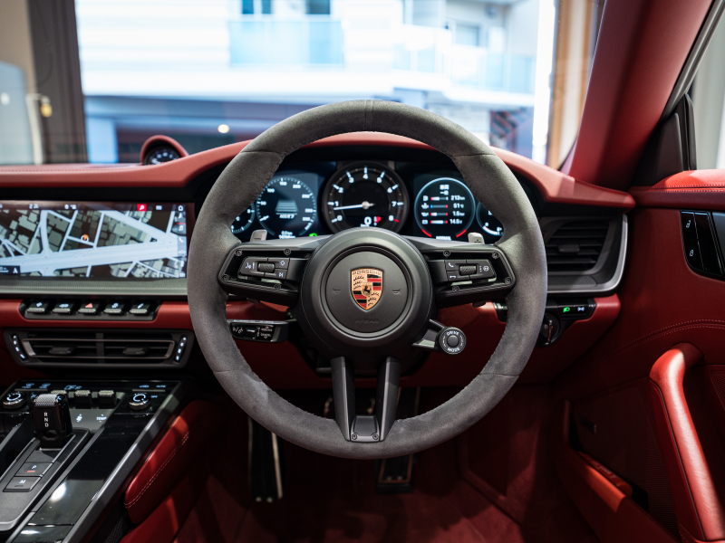 ポルシェ 911(Type992) ｶﾚﾗS ｶﾌﾞﾘｵﾚ　正規D車 ﾎﾞﾙﾄﾞｰﾚｯﾄﾞﾌﾙﾚｻﾞｰ ｼｰﾄﾍﾞﾝﾁﾚｰｼｮﾝ 純正PCM BOSEｻｳﾝﾄﾞ ACC ｽﾎﾟｰﾂｴｷｿﾞｰｽﾄ 20&21ｲﾝﾁAW　2年保証