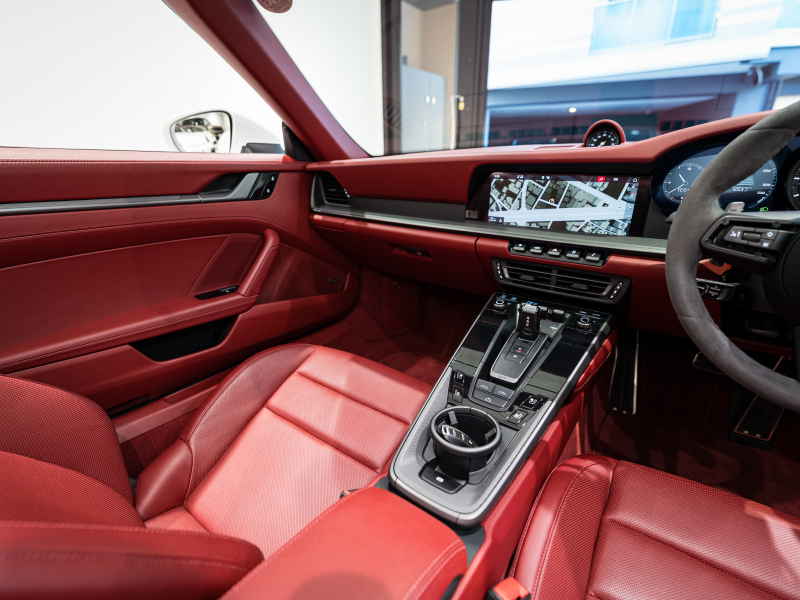 ポルシェ 911(Type992) ｶﾚﾗS ｶﾌﾞﾘｵﾚ　正規D車 ﾎﾞﾙﾄﾞｰﾚｯﾄﾞﾌﾙﾚｻﾞｰ ｼｰﾄﾍﾞﾝﾁﾚｰｼｮﾝ 純正PCM BOSEｻｳﾝﾄﾞ ACC ｽﾎﾟｰﾂｴｷｿﾞｰｽﾄ 20&21ｲﾝﾁAW　2年保証