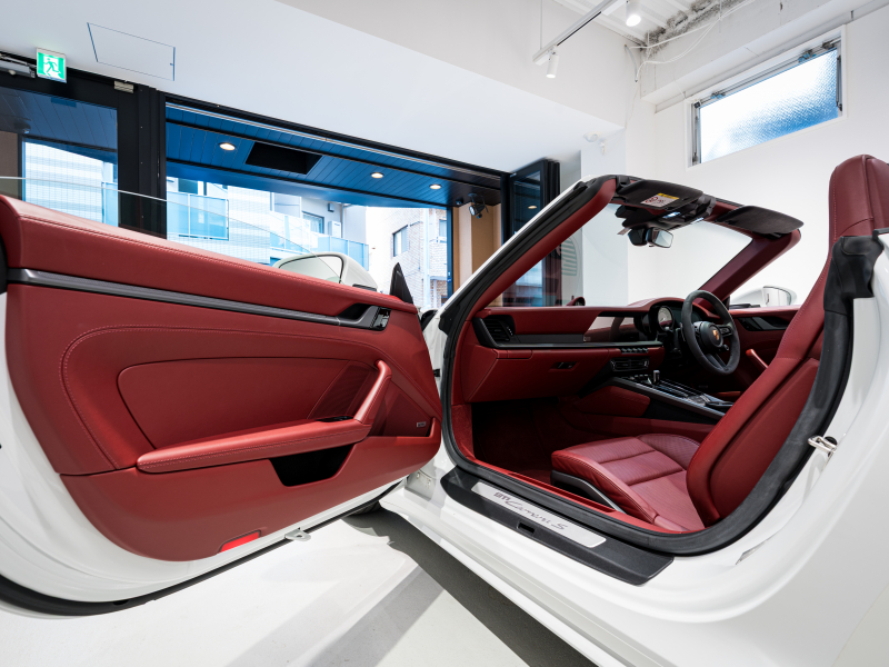 ポルシェ 911(Type992) ｶﾚﾗS ｶﾌﾞﾘｵﾚ　正規D車 ﾎﾞﾙﾄﾞｰﾚｯﾄﾞﾌﾙﾚｻﾞｰ ｼｰﾄﾍﾞﾝﾁﾚｰｼｮﾝ 純正PCM BOSEｻｳﾝﾄﾞ ACC ｽﾎﾟｰﾂｴｷｿﾞｰｽﾄ 20&21ｲﾝﾁAW　2年保証