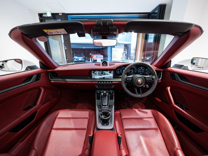 ポルシェ 911(Type992) ｶﾚﾗS ｶﾌﾞﾘｵﾚ　正規D車 ﾎﾞﾙﾄﾞｰﾚｯﾄﾞﾌﾙﾚｻﾞｰ ｼｰﾄﾍﾞﾝﾁﾚｰｼｮﾝ 純正PCM BOSEｻｳﾝﾄﾞ ACC ｽﾎﾟｰﾂｴｷｿﾞｰｽﾄ 20&21ｲﾝﾁAW　2年保証