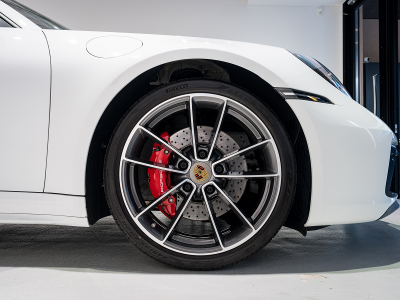 ポルシェ 911(Type992) ｶﾚﾗS ｶﾌﾞﾘｵﾚ　正規D車 ﾎﾞﾙﾄﾞｰﾚｯﾄﾞﾌﾙﾚｻﾞｰ ｼｰﾄﾍﾞﾝﾁﾚｰｼｮﾝ 純正PCM BOSEｻｳﾝﾄﾞ ACC ｽﾎﾟｰﾂｴｷｿﾞｰｽﾄ 20&21ｲﾝﾁAW　2年保証