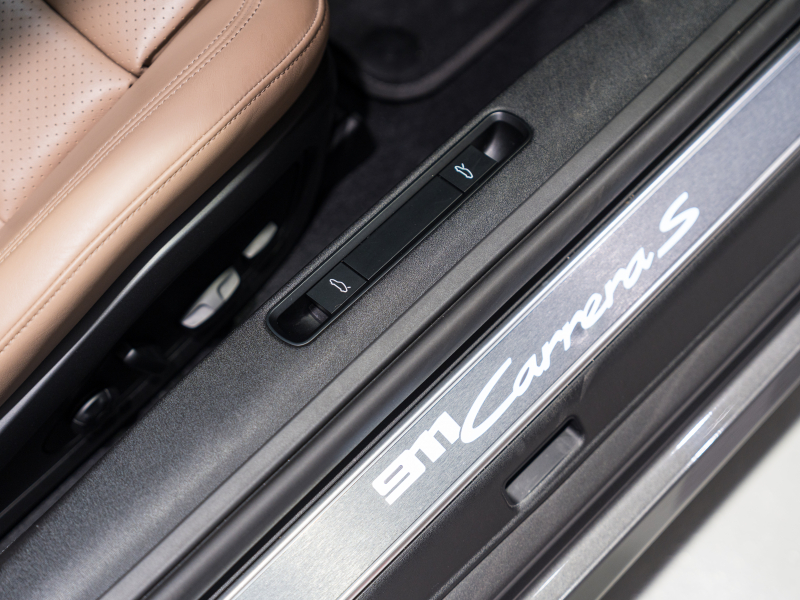 ポルシェ 911(Type992) カレラS 正規D車 エントリードライブ 14wayベージュ革シート 純正PCM BOSEサウンド ACC スポーツエキゾースト 20&21インチAW 2年保証