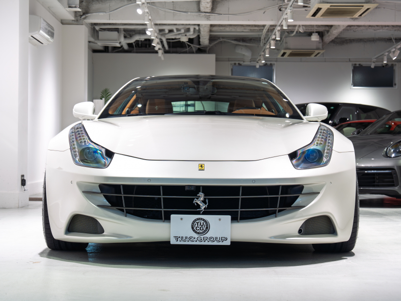 フェラーリ FF Ferrari Four F1 DCT　正規D車 左H ｸｵｲｵ革 ﾌﾙ電動ｼｰﾄﾍﾞﾝﾁﾚｰｼｮﾝ ﾊﾟﾉﾗﾏｶﾞﾗｽﾙｰﾌ ﾊﾟｯｾﾝｼﾞｬｰﾃﾞｨｽﾌﾟﾚｲ LEDｶｰﾎﾞﾝﾄﾞﾗｲﾊﾞｰｿﾞｰﾝ ﾅﾋﾞTV Bｶﾒﾗ 鍛造20ｲﾝﾁ ﾛｰﾀﾞｳﾝ PowerCraftﾏﾌﾗｰ OP800 記録簿多数