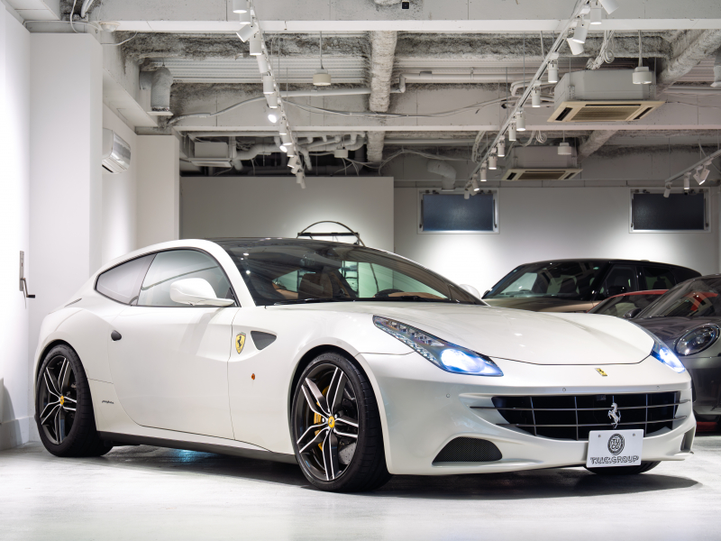 フェラーリ FF Ferrari Four F1 DCT　正規D車 左H ｸｵｲｵ革 ﾌﾙ電動ｼｰﾄﾍﾞﾝﾁﾚｰｼｮﾝ ﾊﾟﾉﾗﾏｶﾞﾗｽﾙｰﾌ ﾊﾟｯｾﾝｼﾞｬｰﾃﾞｨｽﾌﾟﾚｲ LEDｶｰﾎﾞﾝﾄﾞﾗｲﾊﾞｰｿﾞｰﾝ ﾅﾋﾞTV Bｶﾒﾗ 鍛造20ｲﾝﾁ ﾛｰﾀﾞｳﾝ PowerCraftﾏﾌﾗｰ OP800 記録簿多数