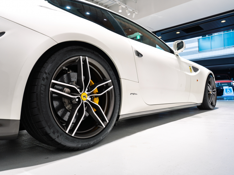 フェラーリ FF Ferrari Four F1 DCT　正規D車 左H ｸｵｲｵ革 ﾌﾙ電動ｼｰﾄﾍﾞﾝﾁﾚｰｼｮﾝ ﾊﾟﾉﾗﾏｶﾞﾗｽﾙｰﾌ ﾊﾟｯｾﾝｼﾞｬｰﾃﾞｨｽﾌﾟﾚｲ LEDｶｰﾎﾞﾝﾄﾞﾗｲﾊﾞｰｿﾞｰﾝ ﾅﾋﾞTV Bｶﾒﾗ 鍛造20ｲﾝﾁ ﾛｰﾀﾞｳﾝ PowerCraftﾏﾌﾗｰ OP800 記録簿多数