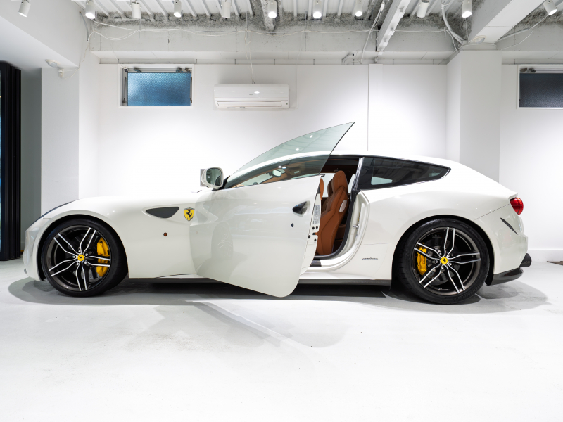 フェラーリ FF Ferrari Four F1 DCT　正規D車 左H ｸｵｲｵ革 ﾌﾙ電動ｼｰﾄﾍﾞﾝﾁﾚｰｼｮﾝ ﾊﾟﾉﾗﾏｶﾞﾗｽﾙｰﾌ ﾊﾟｯｾﾝｼﾞｬｰﾃﾞｨｽﾌﾟﾚｲ LEDｶｰﾎﾞﾝﾄﾞﾗｲﾊﾞｰｿﾞｰﾝ ﾅﾋﾞTV Bｶﾒﾗ 鍛造20ｲﾝﾁ ﾛｰﾀﾞｳﾝ PowerCraftﾏﾌﾗｰ OP800 記録簿多数