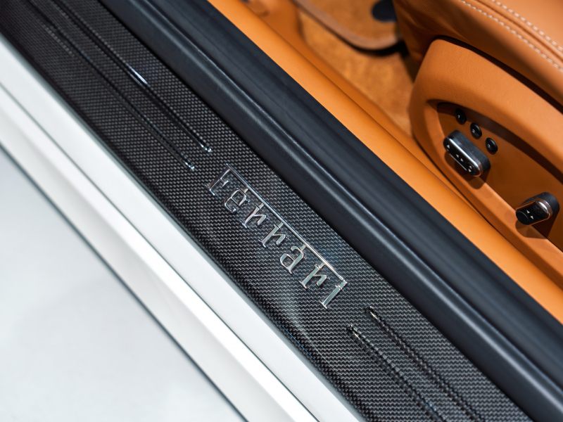 フェラーリ FF Ferrari Four F1 DCT　正規D車 左H ｸｵｲｵ革 ﾌﾙ電動ｼｰﾄﾍﾞﾝﾁﾚｰｼｮﾝ ﾊﾟﾉﾗﾏｶﾞﾗｽﾙｰﾌ ﾊﾟｯｾﾝｼﾞｬｰﾃﾞｨｽﾌﾟﾚｲ LEDｶｰﾎﾞﾝﾄﾞﾗｲﾊﾞｰｿﾞｰﾝ ﾅﾋﾞTV Bｶﾒﾗ 鍛造20ｲﾝﾁ ﾛｰﾀﾞｳﾝ PowerCraftﾏﾌﾗｰ OP800 記録簿多数