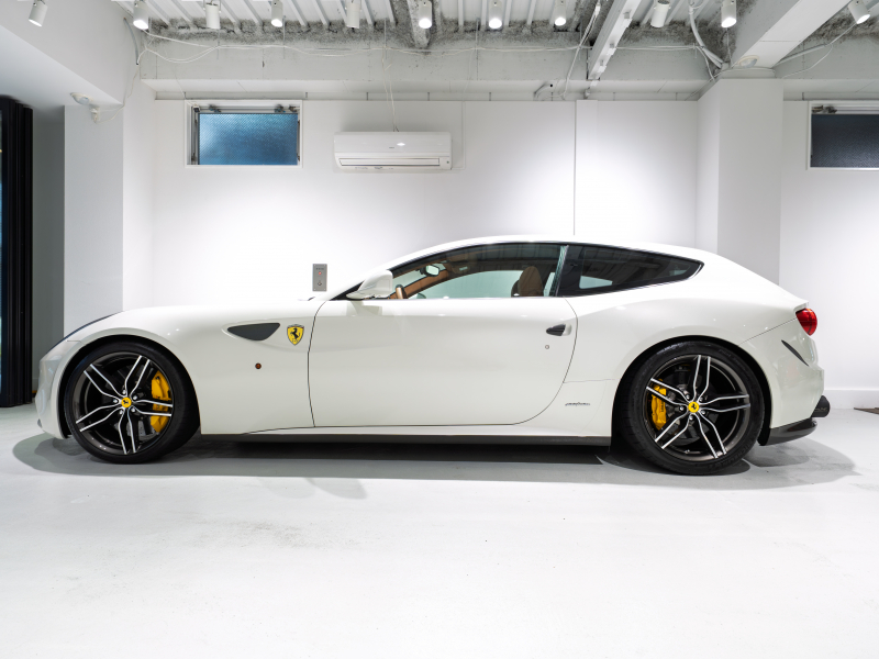 フェラーリ FF Ferrari Four F1 DCT　正規D車 左H ｸｵｲｵ革 ﾌﾙ電動ｼｰﾄﾍﾞﾝﾁﾚｰｼｮﾝ ﾊﾟﾉﾗﾏｶﾞﾗｽﾙｰﾌ ﾊﾟｯｾﾝｼﾞｬｰﾃﾞｨｽﾌﾟﾚｲ LEDｶｰﾎﾞﾝﾄﾞﾗｲﾊﾞｰｿﾞｰﾝ ﾅﾋﾞTV Bｶﾒﾗ 鍛造20ｲﾝﾁ ﾛｰﾀﾞｳﾝ PowerCraftﾏﾌﾗｰ OP800 記録簿多数