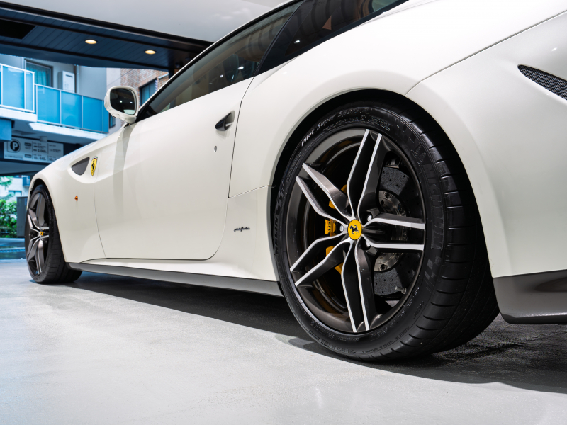 フェラーリ FF Ferrari Four F1 DCT　正規D車 左H ｸｵｲｵ革 ﾌﾙ電動ｼｰﾄﾍﾞﾝﾁﾚｰｼｮﾝ ﾊﾟﾉﾗﾏｶﾞﾗｽﾙｰﾌ ﾊﾟｯｾﾝｼﾞｬｰﾃﾞｨｽﾌﾟﾚｲ LEDｶｰﾎﾞﾝﾄﾞﾗｲﾊﾞｰｿﾞｰﾝ ﾅﾋﾞTV Bｶﾒﾗ 鍛造20ｲﾝﾁ ﾛｰﾀﾞｳﾝ PowerCraftﾏﾌﾗｰ OP800 記録簿多数