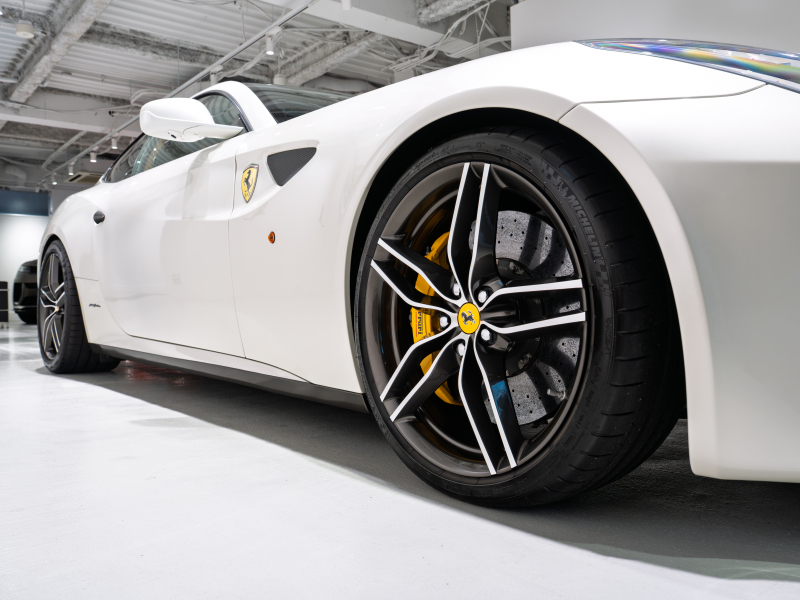 フェラーリ FF Ferrari Four F1 DCT　正規D車 左H ｸｵｲｵ革 ﾌﾙ電動ｼｰﾄﾍﾞﾝﾁﾚｰｼｮﾝ ﾊﾟﾉﾗﾏｶﾞﾗｽﾙｰﾌ ﾊﾟｯｾﾝｼﾞｬｰﾃﾞｨｽﾌﾟﾚｲ LEDｶｰﾎﾞﾝﾄﾞﾗｲﾊﾞｰｿﾞｰﾝ ﾅﾋﾞTV Bｶﾒﾗ 鍛造20ｲﾝﾁ ﾛｰﾀﾞｳﾝ PowerCraftﾏﾌﾗｰ OP800 記録簿多数