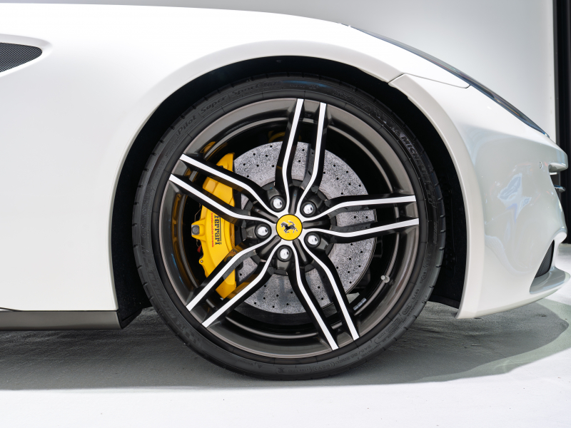 フェラーリ FF Ferrari Four F1 DCT　正規D車 左H ｸｵｲｵ革 ﾌﾙ電動ｼｰﾄﾍﾞﾝﾁﾚｰｼｮﾝ ﾊﾟﾉﾗﾏｶﾞﾗｽﾙｰﾌ ﾊﾟｯｾﾝｼﾞｬｰﾃﾞｨｽﾌﾟﾚｲ LEDｶｰﾎﾞﾝﾄﾞﾗｲﾊﾞｰｿﾞｰﾝ ﾅﾋﾞTV Bｶﾒﾗ 鍛造20ｲﾝﾁ ﾛｰﾀﾞｳﾝ PowerCraftﾏﾌﾗｰ OP800 記録簿多数