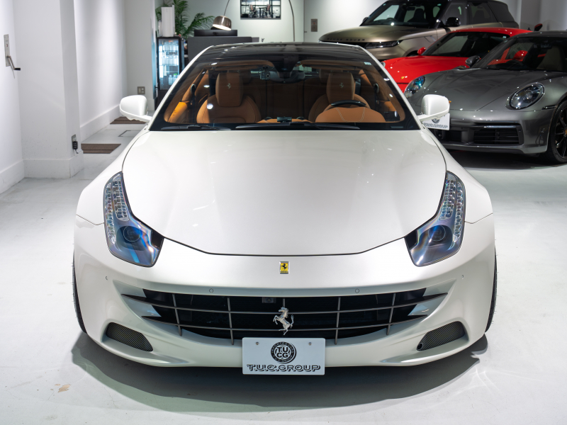 フェラーリ FF Ferrari Four F1 DCT　正規D車 左H ｸｵｲｵ革 ﾌﾙ電動ｼｰﾄﾍﾞﾝﾁﾚｰｼｮﾝ ﾊﾟﾉﾗﾏｶﾞﾗｽﾙｰﾌ ﾊﾟｯｾﾝｼﾞｬｰﾃﾞｨｽﾌﾟﾚｲ LEDｶｰﾎﾞﾝﾄﾞﾗｲﾊﾞｰｿﾞｰﾝ ﾅﾋﾞTV Bｶﾒﾗ 鍛造20ｲﾝﾁ ﾛｰﾀﾞｳﾝ PowerCraftﾏﾌﾗｰ OP800 記録簿多数