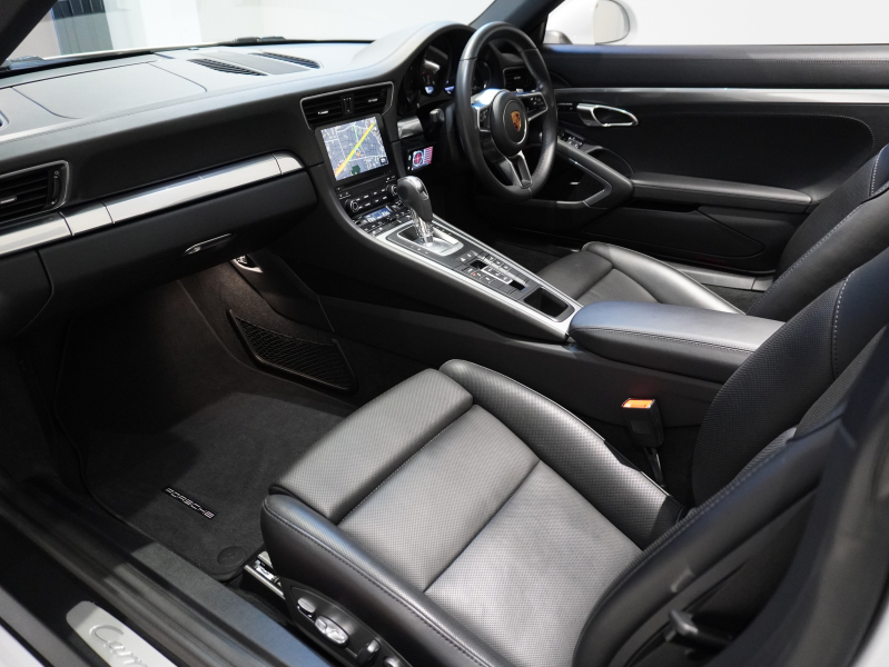 ポルシェ 911(Type991.2) ｶﾚﾗ ｶﾌﾞﾘｵﾚ　後期 正規D車 MY17 黒革 ﾍﾞﾝﾁﾚｰﾀｰ PCMﾅﾋﾞTV Bｶﾒﾗ BOSEｻｳﾝﾄﾞ LEDﾍｯﾄﾞﾗｲﾄ Fﾘﾌﾀｰ 20AW　2年保証付