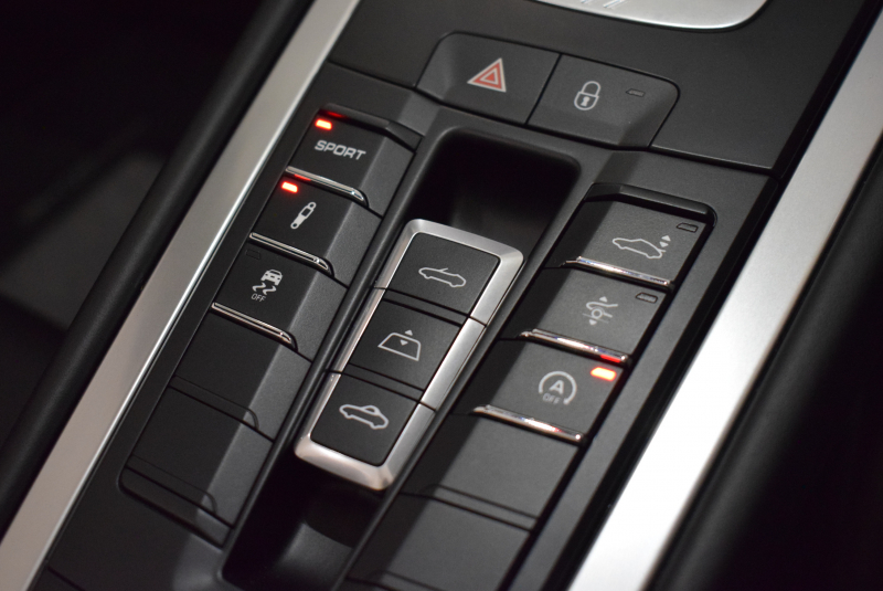 ポルシェ 911(Type991.2) ｶﾚﾗ ｶﾌﾞﾘｵﾚ　後期 正規D車 MY17 黒革 ﾍﾞﾝﾁﾚｰﾀｰ PCMﾅﾋﾞTV Bｶﾒﾗ BOSEｻｳﾝﾄﾞ LEDﾍｯﾄﾞﾗｲﾄ Fﾘﾌﾀｰ 20AW　2年保証付