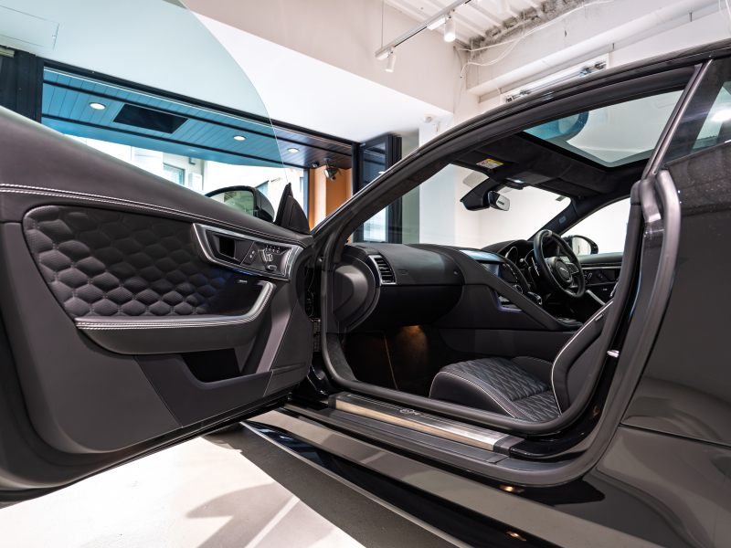 ジャガー Fタイプ SVR 5.0L P575 AWD　正規D車 右H SVRｶｰﾎﾞﾝｾﾗﾐｯｸﾌﾞﾚｰｷﾊﾟｯｸ 12way革ｼｰﾄ ﾋｰﾀｰ&ﾍﾞﾝﾁﾚｰﾀｰ ﾊﾟﾉﾗﾐｯｸR MERIDIAN 専用INCONELｴｷｿﾞｰｽﾄ OP20AW