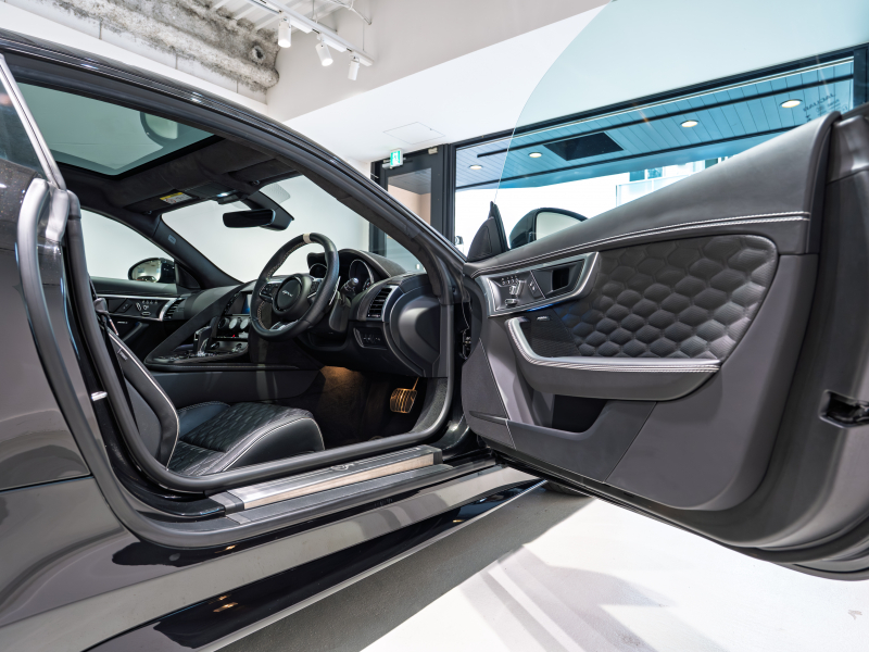 ジャガー Fタイプ SVR 5.0L P575 AWD　正規D車 右H SVRｶｰﾎﾞﾝｾﾗﾐｯｸﾌﾞﾚｰｷﾊﾟｯｸ 12way革ｼｰﾄ ﾋｰﾀｰ&ﾍﾞﾝﾁﾚｰﾀｰ ﾊﾟﾉﾗﾐｯｸR MERIDIAN 専用INCONELｴｷｿﾞｰｽﾄ OP20AW