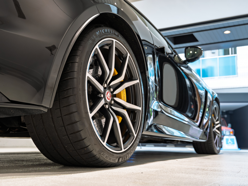 ジャガー Fタイプ SVR 5.0L P575 AWD　正規D車 右H SVRｶｰﾎﾞﾝｾﾗﾐｯｸﾌﾞﾚｰｷﾊﾟｯｸ 12way革ｼｰﾄ ﾋｰﾀｰ&ﾍﾞﾝﾁﾚｰﾀｰ ﾊﾟﾉﾗﾐｯｸR MERIDIAN 専用INCONELｴｷｿﾞｰｽﾄ OP20AW