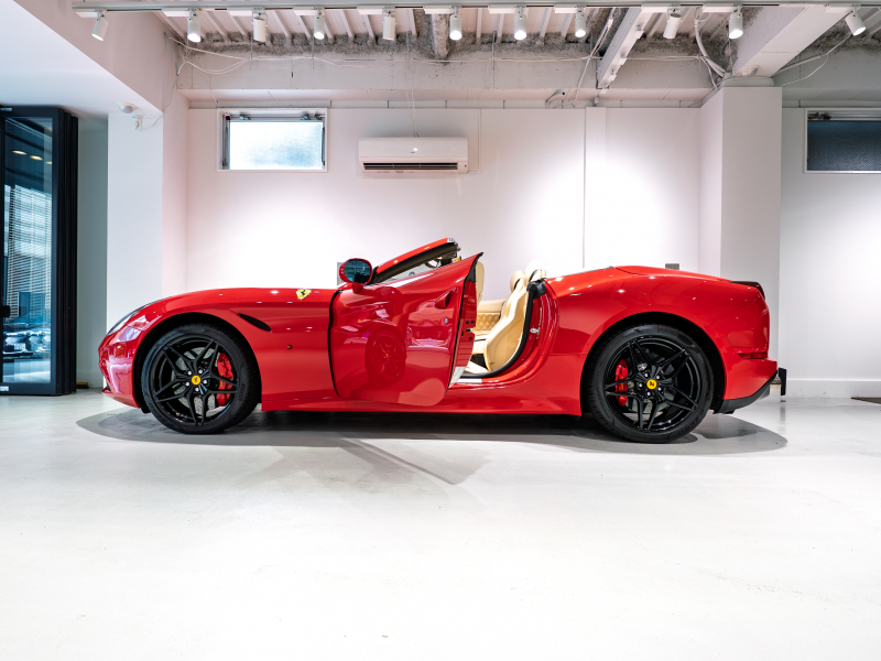 フェラーリ カリフォルニアT F1 DCT　正規D車 左H ｸﾚﾏﾚｻﾞｰ&ﾌﾞﾗｯｸﾀﾞｯｼｭﾎﾞｰﾄﾞ ﾌﾙ電動ｼｰﾄ 純正ﾅﾋﾞ ｶｰﾎﾞﾝLEDｽﾃｱ ｽﾎﾟｰﾂｴｷｿﾞｰｽﾄ Bｶﾒﾗ 電格ﾐﾗｰ OP鍛造20AW EBM