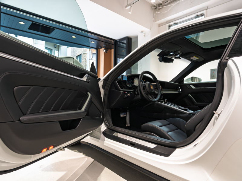 ポルシェ 911(Type992) ﾀｰﾎﾞ PDK ｽﾎﾟｰﾂｸﾛﾉPKG　正規D車 1ｵｰﾅｰ 黒革18way 電動ｶﾞﾗｽｻﾝﾙｰﾌ ﾋｰﾀｰ&ﾍﾞﾝﾁﾚｰｼｮﾝ PCMﾅﾋﾞ CarPlay BOSE ｽﾎﾟｰﾂｴｸﾞｿﾞｰｽﾄ ﾀｰﾎﾞSﾃﾞｻﾞｲﾝ20&21AW　新車保証継承可